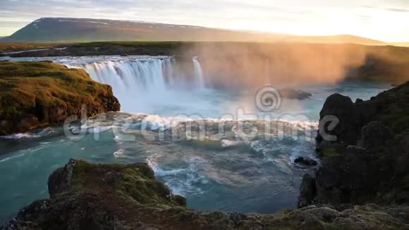 令人兴奋的美丽景观与冰岛最壮观的瀑布之一戈达费斯河上的斯卡兰达弗尔乔特视频的预览图