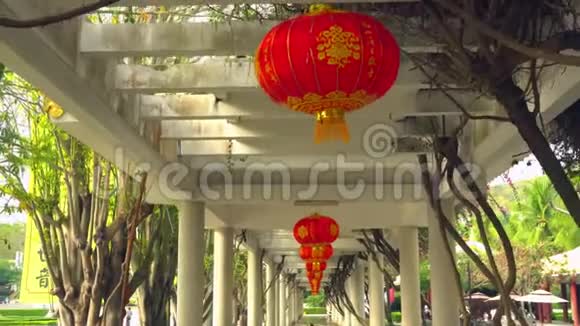 长廊上的一排中国灯笼视频的预览图