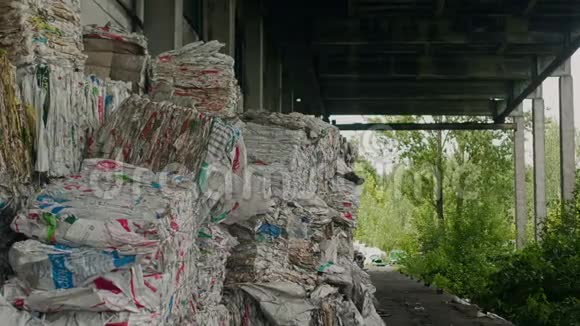 回收公司聚乙烯的审核员和包装垃圾视频的预览图