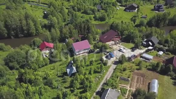 在河边的一个村庄里鸟瞰五颜六色的房子宁静的生活场所剪辑现代小屋位于视频的预览图
