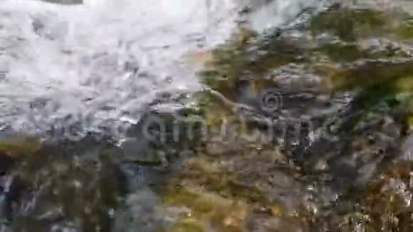 夏天水流湍急在石缝中涌来视频的预览图