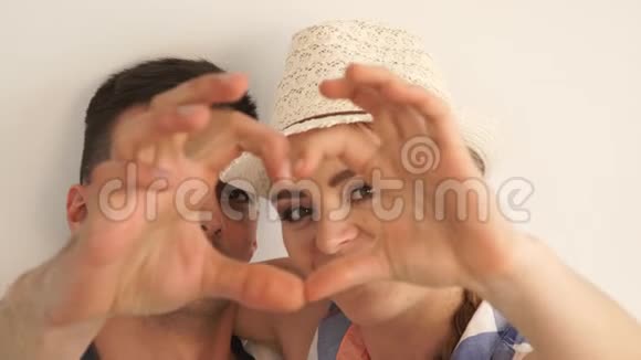 夫妇用手做心形视频的预览图