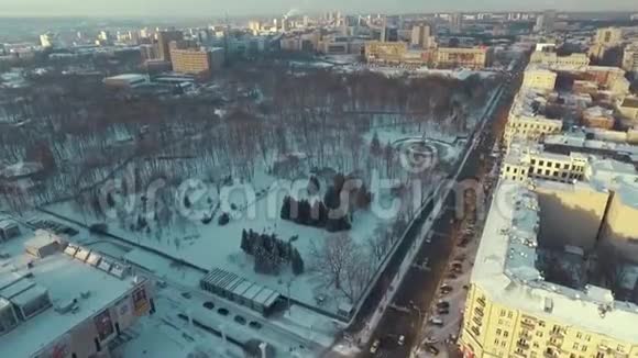 乌克兰哈尔科夫2016年12月13日萨姆斯卡街道雪覆盖的舍甫琴科公园空中活动视频的预览图