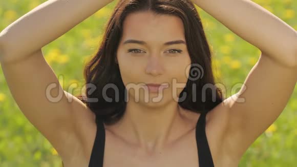 在健身房练习瑜伽的年轻美丽的亚洲女性特写肖像视频的预览图