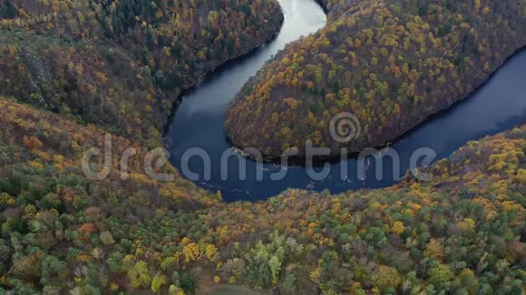 美丽的VyhlidkaMajLookoutMaj靠近捷克共和国特莱丁伏塔瓦河畔四周是五彩缤纷的秋天视频的预览图