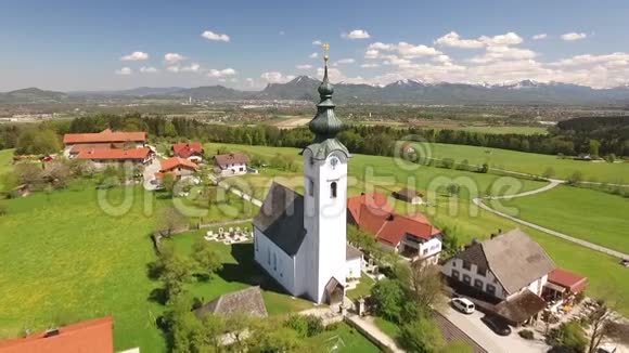 从乌尔里希肖埃格尔到萨尔茨堡的空中景观靠近德国巴伐利亚的艾宁视频的预览图