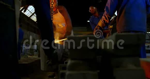 铸造车间4k熔炼炉工人视频的预览图