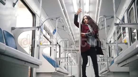 年轻女子在地铁里跳舞波兰舞飞翔的头发视频的预览图
