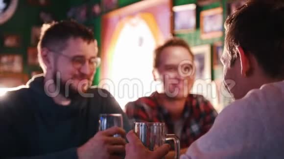 三个人在酒吧喝啤酒讨论一些事情视频的预览图