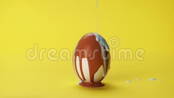 白色鸡蛋上的棕色和蓝色油漆视频的预览图