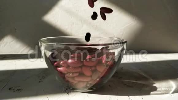 红豆芸豆在透明的碗里视频的预览图