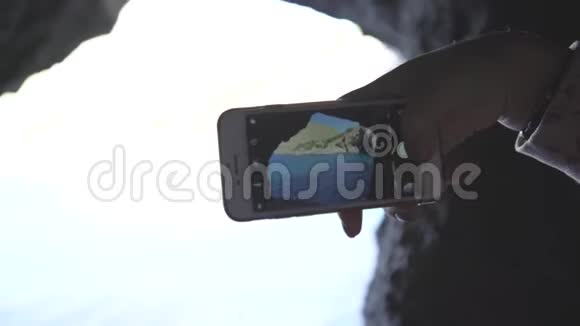 游客的特写镜头在电话中拍摄山景艺术女人手拿电话拍照视频的预览图