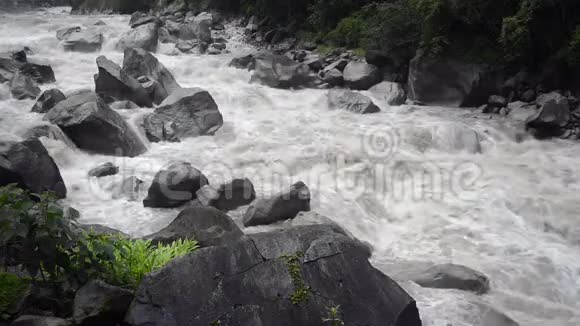 乌鲁班巴河的溪流视频的预览图
