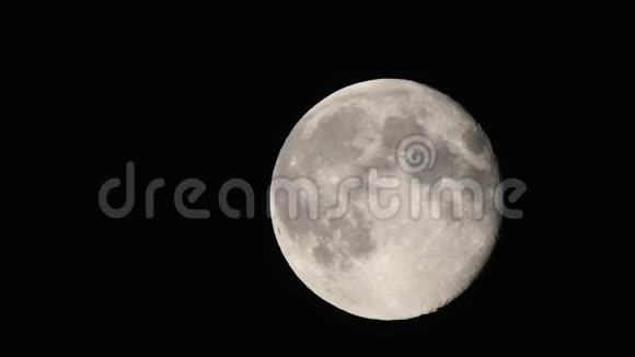 月球特写镜头经过可见大气闪烁视频的预览图