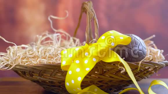复活节篮子把巧克力蛋和兔子放在篮子里计时视频的预览图