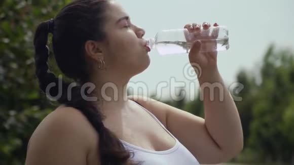 胖女孩从瓶子里喝水视频的预览图