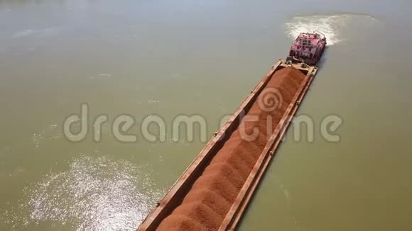 在多瑙河上装载矿石的驳船视频的预览图