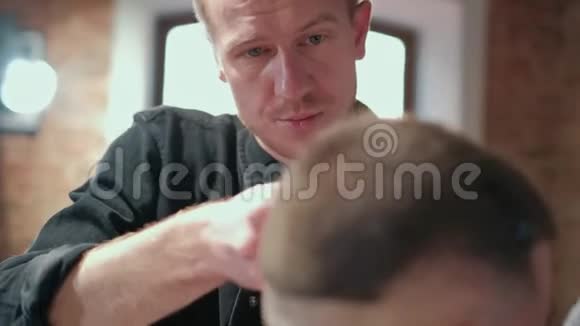 男式理发用电动剃须刀把人的头发剪好男性手理发师带电动剃须刀的剃须人员视频的预览图
