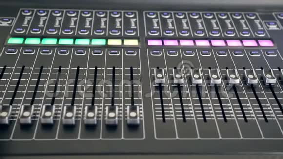 录音室音频控制台设备的手柄自动移动视频的预览图