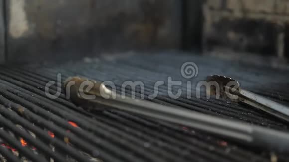 金属钳子火焰和红色余烬阿根廷烤架餐厅烧烤炉和烤架准备牛排馆视频的预览图