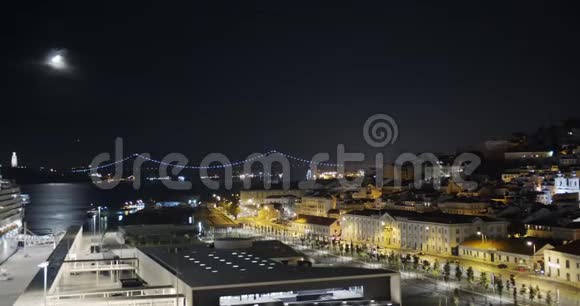 空中观景里斯本葡萄牙夜景城市中心景观空中全景时间推移视频的预览图