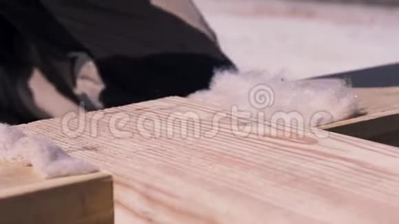 在搭建模板时用均匀的白手套和白手套将木梁锤起剪辑男工视频的预览图