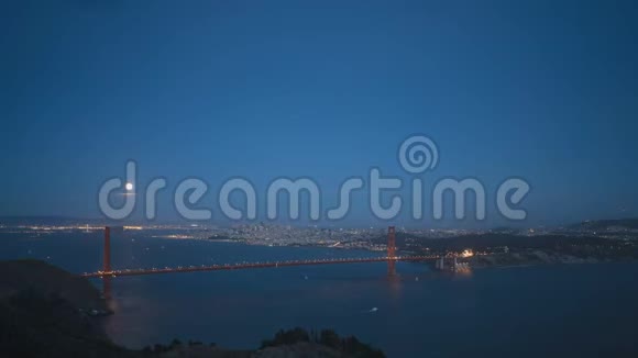 月亮在金门大桥后面升起视频的预览图