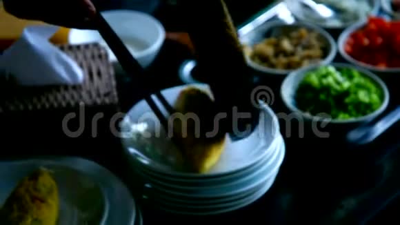 人们把煎蛋卷放在盘子里碗里放着配料视频的预览图