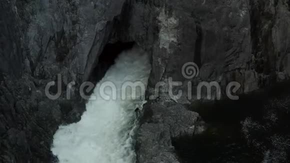 在岩石峡谷中一条湍急的河流的上空拍摄视频的预览图