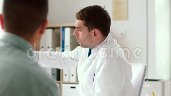 医院X线医生和男性病人视频的预览图