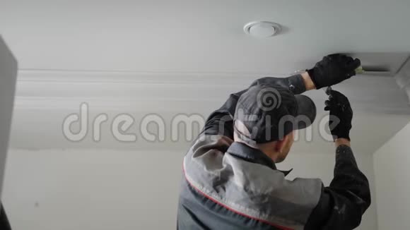 这个人正在公寓里修理那个人正在天花板上用流苏石膏粉刷视频的预览图