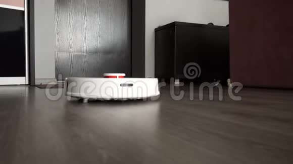现代多功能智能吸尘器清洁房屋视频的预览图