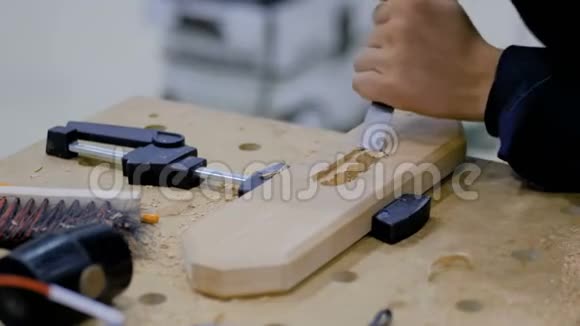 木工用凿子雕刻木材视频的预览图