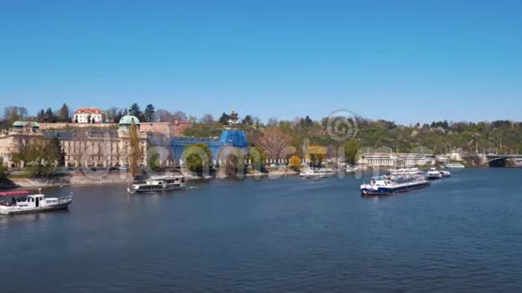 在欧洲小镇的河边航行的船视频的预览图