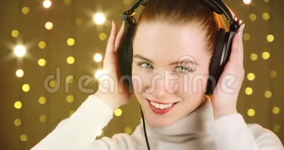 微笑的红发女孩喜欢听音乐视频的预览图
