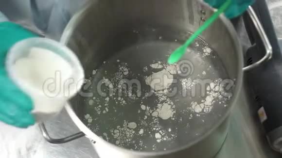 洗发水的生产在沸水中加入化学粉末视频的预览图