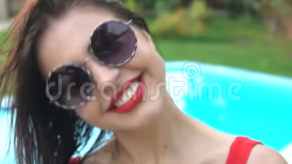 迷人的快乐女孩在游泳池附近跳舞休息和放松暑假视频的预览图