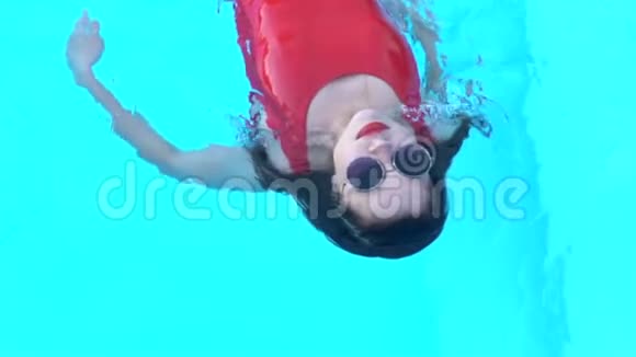 美丽的女人躺在水面上暑假在游泳池里放松视频的预览图