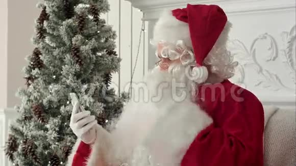 嘲笑圣诞老人在阅读孩子们的圣诞信息视频的预览图