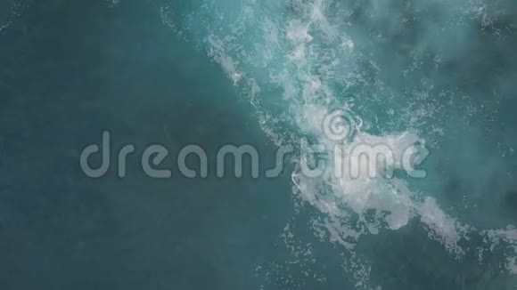 西班牙特内里费加那利群岛暗礁上海浪的高空俯视图视频的预览图
