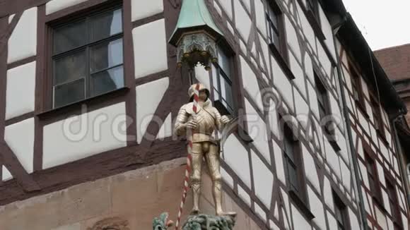 在纽伦堡老城一座典型的德国房子的建筑上的骑士的铁像视频的预览图