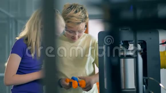 一个男孩和一个女孩制造科学装置的过程视频的预览图