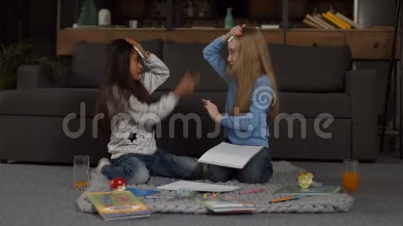 两个微笑的小女孩在猜谁在玩游戏视频的预览图