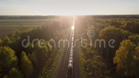 空中观景夕阳照动火车蓄水池视频的预览图