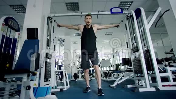 年轻健美运动员在健身房锻炼体重视频的预览图