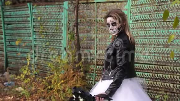 可怕的新娘带着一束黑色的花以头骨的形式化妆视频的预览图