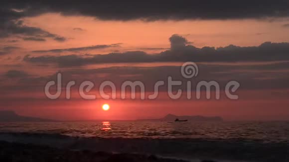 日落时俯瞰山在海滨乘船视频的预览图