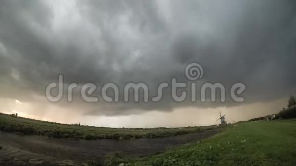 荷兰农村地区发生了一场大雷雨视频的预览图