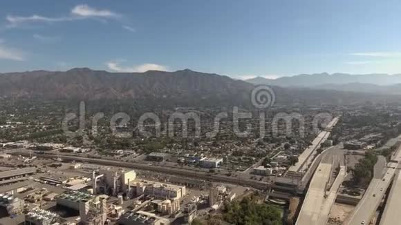 加利福尼亚州格伦代尔公路和工业区的空中拍摄视频的预览图