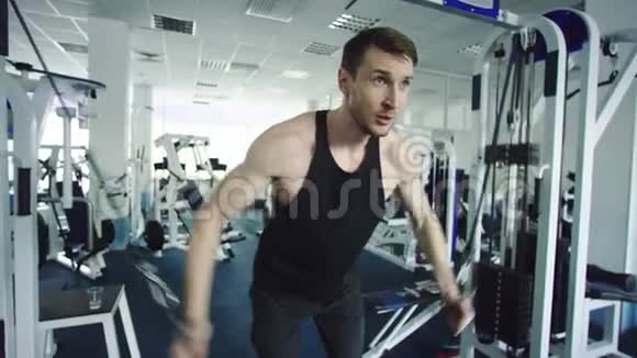 成年人在健身房锻炼体重视频的预览图